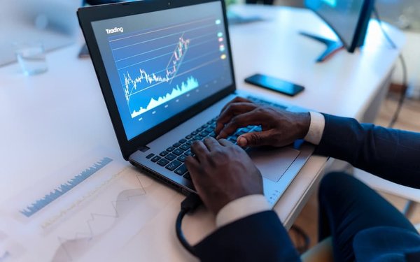 Comment la technologie blockchain influence-t-elle les investissements personnels et quels sont les risques ?