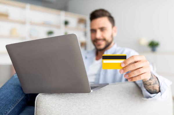Banque en ligne sans justificatif de revenus : est-ce vraiment possible ?